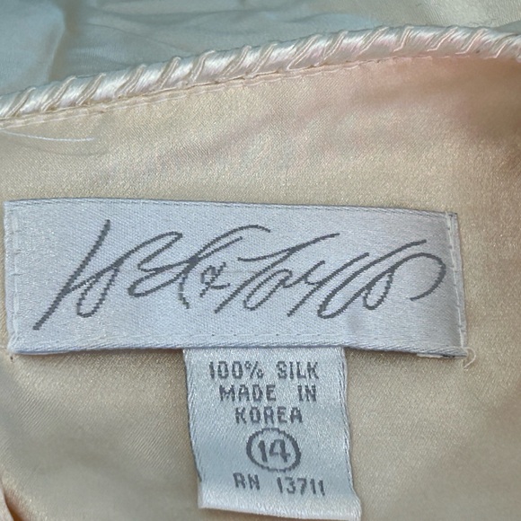 LORD & TAYLOR s14 cream 💯silk charmeuse blouse Looks new! Likely vintage - Picture 3 of 4